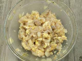 6、美味虾饼,充分的搅拌均匀,之后要分成若干个等分的虾泥,并用手压成饼状。