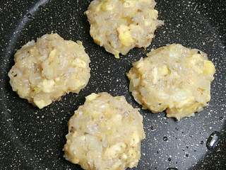 7、美味虾饼,平底锅用小火加热,刷上一层薄油,放入虾饼慢煎,两面煎熟至金黄,如果要煎的快一点,就把虾饼压薄一些。