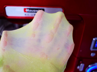 4、菠菜排包,直到揉至完全阶段，就是可以拉出薄薄的膜即可