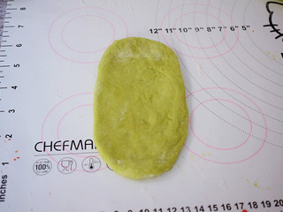 8、菠菜排包,依次把所有的面团擀成长舌状