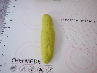 9、菠菜排包,从旁边卷起来，再收口捏紧