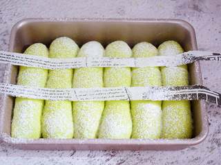 12、菠菜排包,表面加盖两条长长的纸条，再撒上高筋面粉