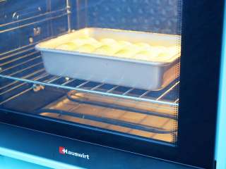 14、菠菜排包,放入预热好的烤箱，上下火160度，中层烤20分钟，记得加盖锡纸，免得上色过了就不好看了，烤好取出脱模晾至手温密封保存