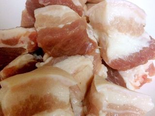 1、红烧肉,带皮五花肉洗净,切成半指宽的小方块。