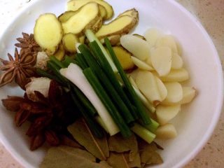 2、红烧肉,姜、蒜切片,葱切段,和八角、香叶放入盘中备用。能吃麻和辣的可以加少量花椒和干辣椒。