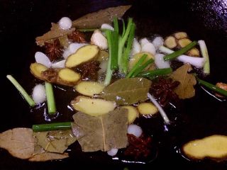 3、红烧肉,锅里倒入少许油,油温热时开小火将所有要用到的香料倒入锅中快速翻炒,直至香味渗出。