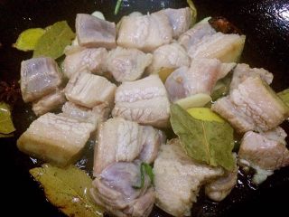 4、红烧肉,将切好的五花肉倒入,改用中火快速煸炒。直到肉没有明显的血色,连肉带所有香料和油一同盛入盘中待用。
