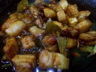 7、红烧肉,观察五花肉的上色情况,让每一块肉都能均匀上色。