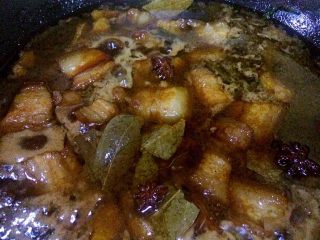 8、红烧肉,将老抽、料酒、热水以3:1:3的比例混合倒入锅中,将五花肉淹没即可。注意:一定要用热水不要用冷水,冷水下锅会影响肉质的口感。