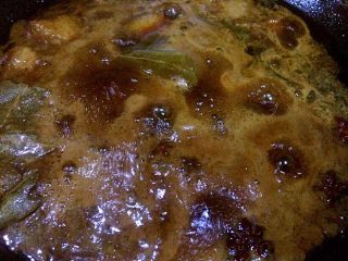 9、红烧肉,改大火烧开,此时会有许多血沫,用勺子快速将表面的血沫打出。然后转小火,盖上锅盖,开始60分钟的焖煮。