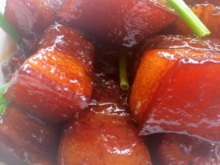 11、红烧肉,60分钟后,可以再倒入少量蜂蜜翻炒均匀,此时的五花肉晶莹剔透,香味四溢。