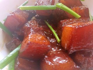 12、红烧肉,出锅、装盘。放入少量葱段,一盘开胃的红烧肉就做好了,多吃几块一定不会感觉腻!