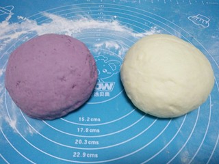 1、萌萌兔小馒头,将紫薯去皮，切小块上锅蒸熟，压成泥状，待温度稍低后，加入酵母，面粉中加入白砂糖、盐再与紫薯泥混合均匀，揉成光滑的面团。放置温暖处发酵，待面团发至原来的2倍大，且用手指按不回缩即可。白面团是酵母粉放入不超40°的温水中，搅拌融化，再少量多次加入面粉中，揉成光滑面团，温暖处自然发酵。图中是已经发好揉匀的两个面团。