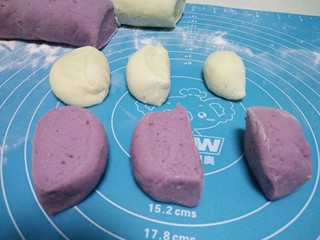 2、萌萌兔小馒头,分别将两个面团揉成长条形后，再切等份小剂子，可少量多次分，以免面团出现干皮。不用的面团可以用保鲜膜或纱布盖上。