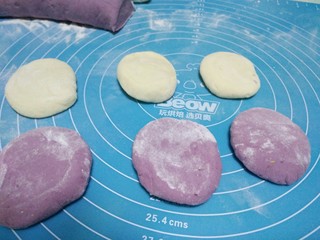 3、萌萌兔小馒头,按成小圆饼状。