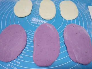 4、萌萌兔小馒头,分别擀成牛舌状面片。