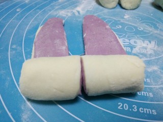 7、萌萌兔小馒头,顺着没有切断的位置，往上卷。