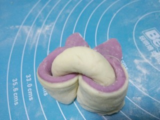 9、萌萌兔小馒头,如图将两边向后翻。