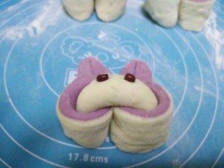 11、萌萌兔小馒头,再用两颗红小豆做眼睛。