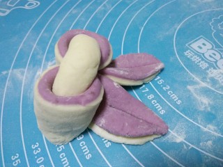 10、萌萌兔小馒头,在小兔子耳朵的位置分别压出一条线。