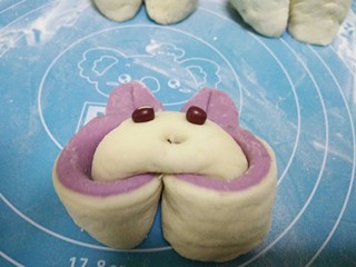 12、萌萌兔小馒头,用牙签戳出兔子的小嘴巴。