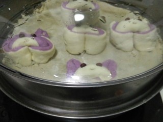 14、萌萌兔小馒头,冷水上锅，蒸15分钟，出锅前关火后再闷1到2分钟，再取出蒸好的馒头。