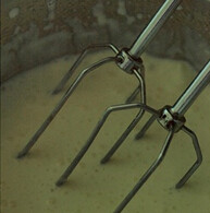 4、酸奶雪糕,约一个多小时后，雪糕快凝固时，取出用电动打蛋器充分加搅打后，再继续冷冻