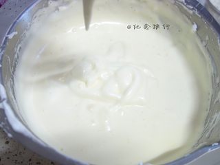 3、巧克力海绵纸杯蛋糕 ,坐温水打发至蛋糊画八字不消失