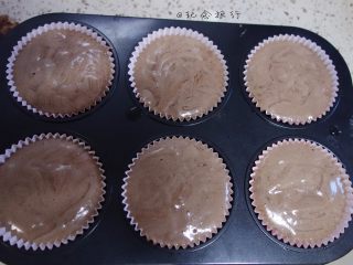 5、巧克力海绵纸杯蛋糕 ,面糊倒在六连膜里十分满刚刚好六个