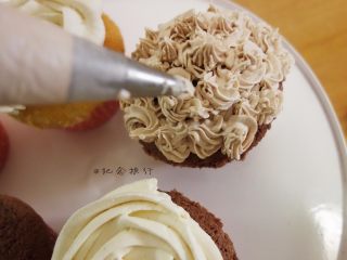 10、巧克力海绵纸杯蛋糕 ,裱花