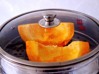 3、#甜味#双色南瓜玫瑰花,再切成两半、放到锅中大火烧开后蒸15分钟左右关火
