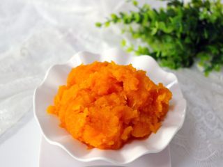 4、#甜味#双色南瓜玫瑰花,蒸熟的南瓜去皮后捣成泥状