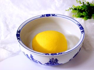 6、#甜味#双色南瓜玫瑰花,和成光滑的面团、盖上锅盖醒发