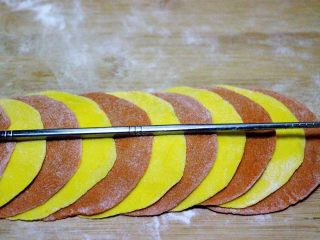 15、#甜味#双色南瓜玫瑰花,用筷子在中间使劲压一下