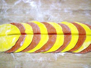 16、#甜味#双色南瓜玫瑰花,这是压好的面皮