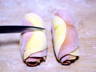 19、#甜味#双色南瓜玫瑰花,用刀从中间切开