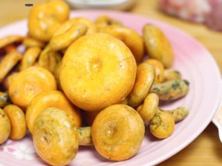 1、家常的鲜香味道—鲜香松菌汤,新鲜的松菌洗净