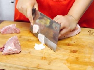 3、家常的鲜香味道—鲜香松菌汤,猪腿肉肥肉切片