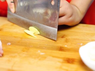 5、家常的鲜香味道—鲜香松菌汤,姜切片