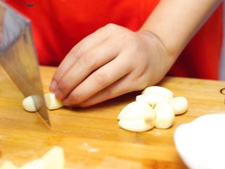 6、家常的鲜香味道—鲜香松菌汤,蒜子切小块