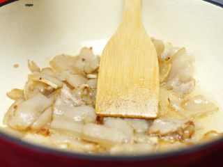 8、家常的鲜香味道—鲜香松菌汤,煸炒出油