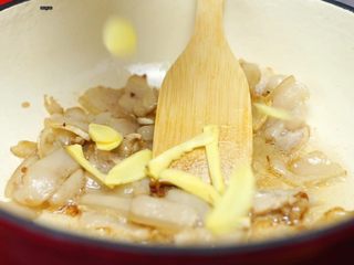 9、家常的鲜香味道—鲜香松菌汤,放入姜片