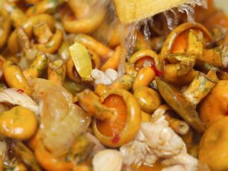 14、家常的鲜香味道—鲜香松菌汤,倒入纯净水大火炖开