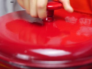 16、家常的鲜香味道—鲜香松菌汤,转小火焖煮20分钟