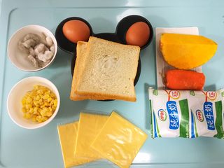 1、宝宝辅食12M➕：南瓜虾仁芝士吐司布丁,准备好所有材料