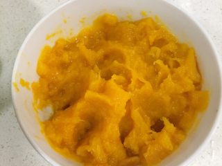 3、宝宝辅食12M➕：南瓜虾仁芝士吐司布丁,把蒸好的南瓜用勺子压成南瓜泥备用
