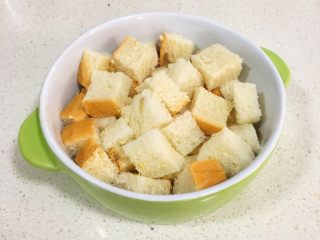 4、宝宝辅食12M➕：南瓜虾仁芝士吐司布丁,吐司切小块后放入耐高温的烤碗中