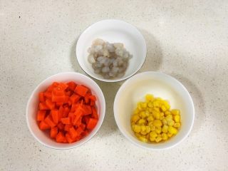 5、宝宝辅食12M➕：南瓜虾仁芝士吐司布丁,胡萝卜切小丁，虾仁切小块，玉米粒解冻备用