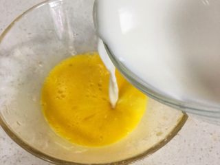 7、宝宝辅食12M➕：南瓜虾仁芝士吐司布丁,将两个鸡蛋打入碗中，倒入120ML冲泡好的牛奶或者奶粉（一岁以上的宝宝可以用牛奶，如果宝宝没有喝过牛奶或奶粉，那就用等量清水代替）