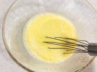 8、宝宝辅食12M➕：南瓜虾仁芝士吐司布丁,搅拌均匀